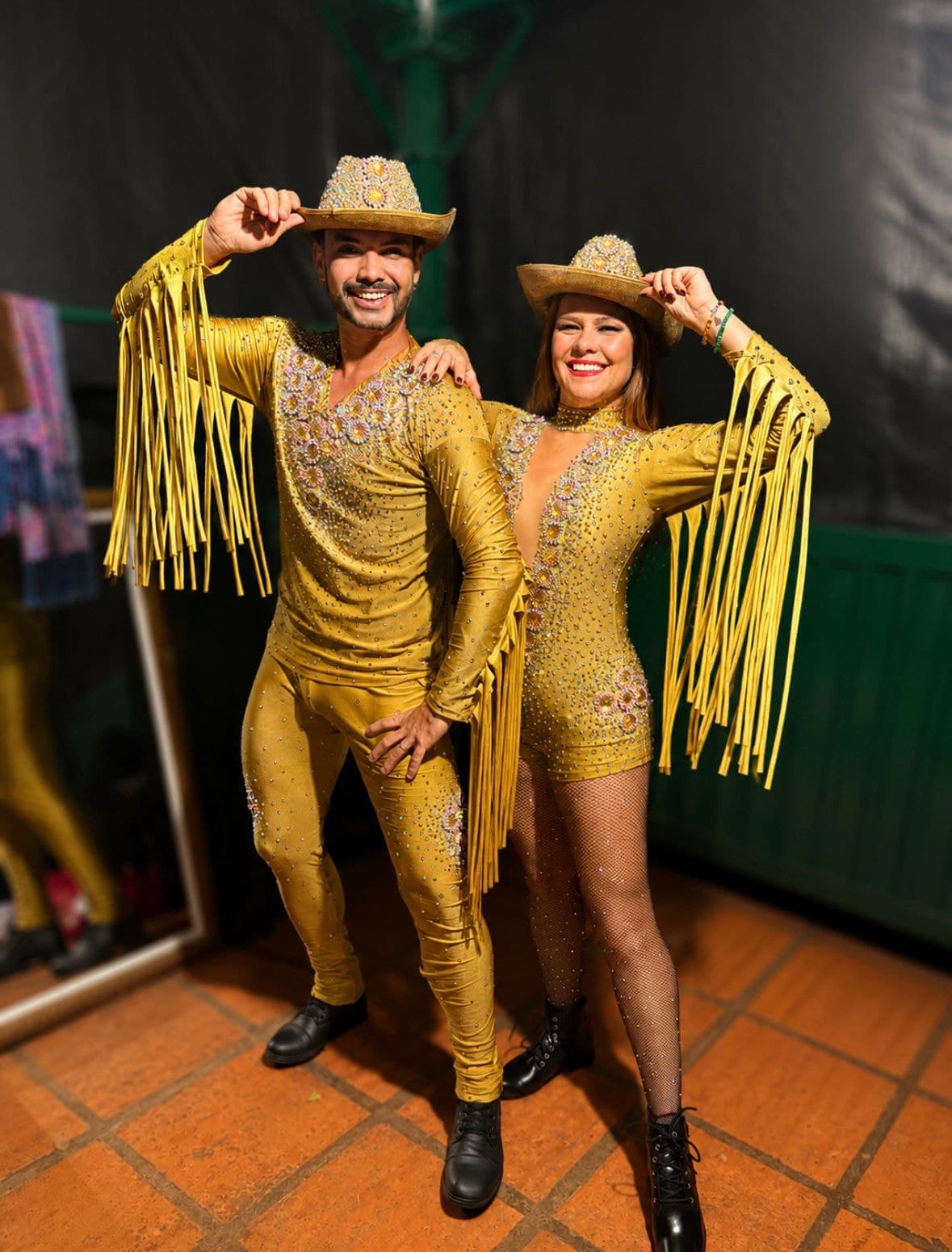 Dupla em figurino country dourado com franjas e chapéu