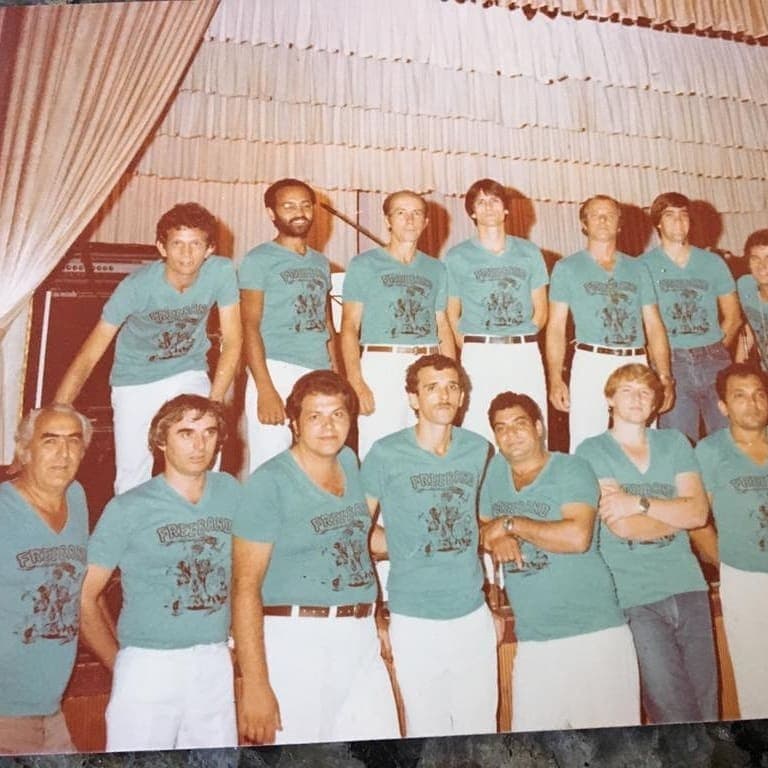 Integrantes de camiseta da banda reunidos nos bastidores de um baile dos anos 80